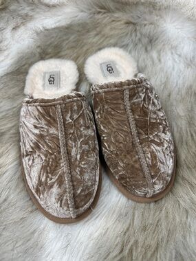 UGG Women’s Slippers Velvet Plush Lined Slip On Size 9 10 Cozy Tan Beige